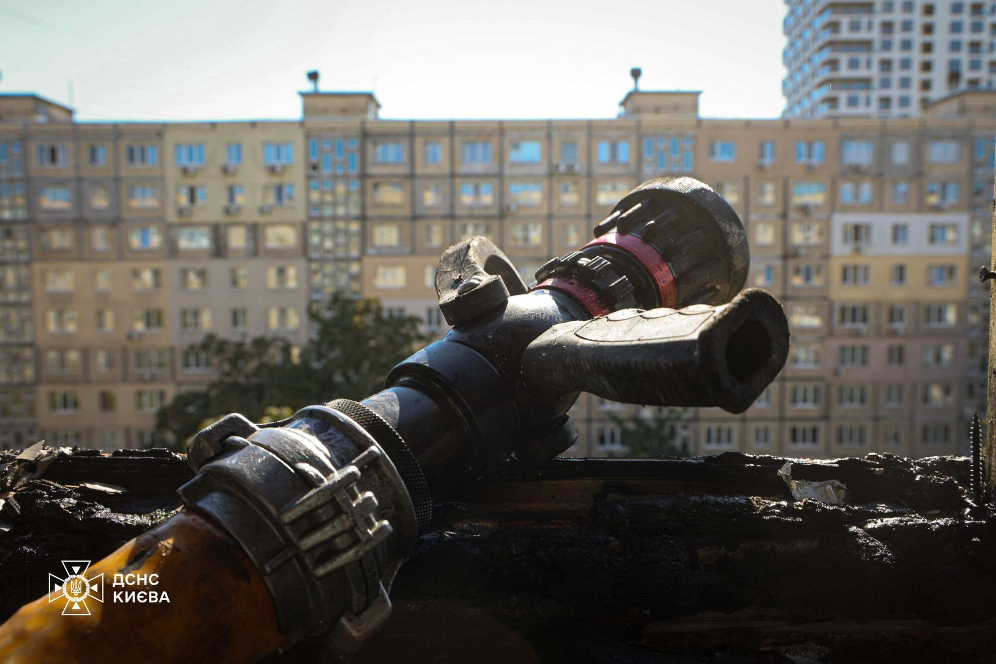 У Києві сталась пожежа в багатоповерхівці: постраждала дитина. Подробиці, фото та відео