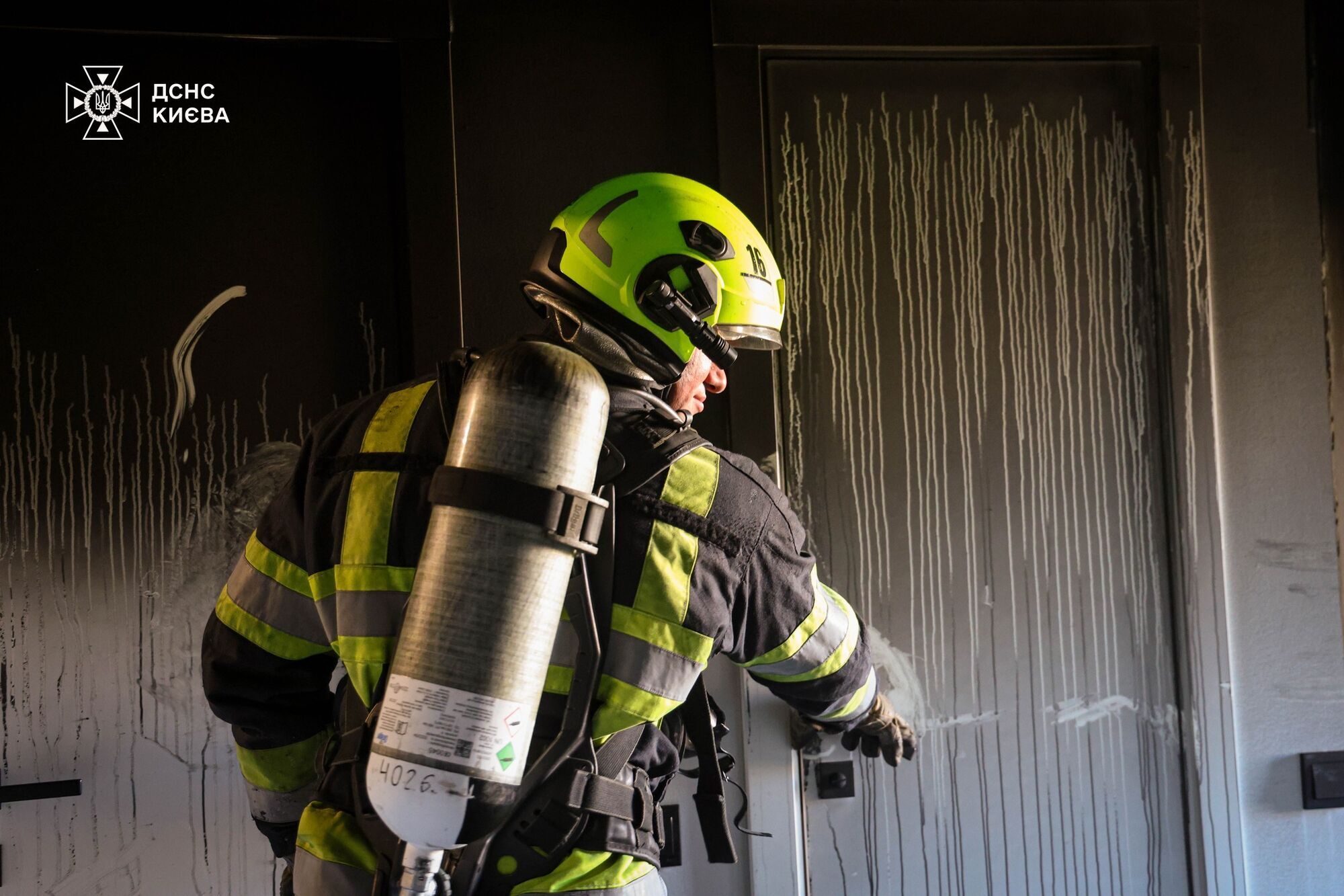 У Києві сталась пожежа в багатоповерхівці: постраждала дитина. Подробиці, фото та відео