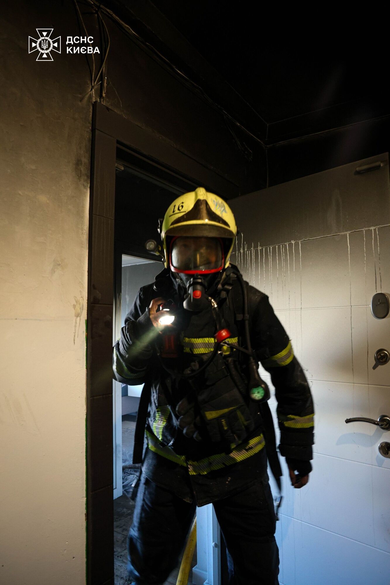 У Києві сталась пожежа в багатоповерхівці: постраждала дитина. Подробиці, фото та відео