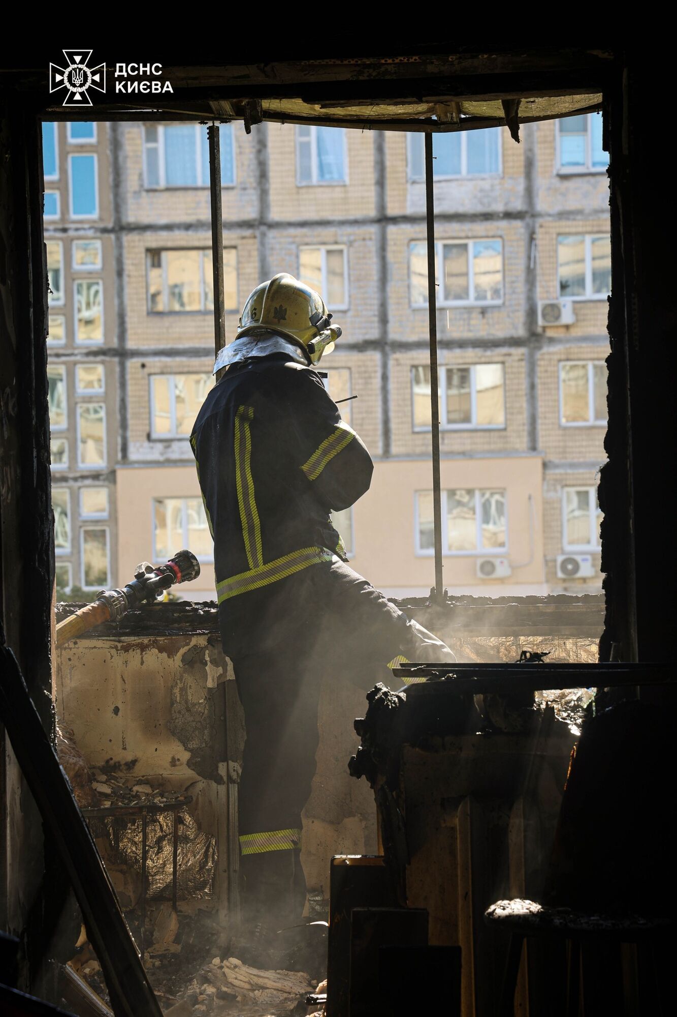 У Києві сталась пожежа в багатоповерхівці: постраждала дитина. Подробиці, фото та відео