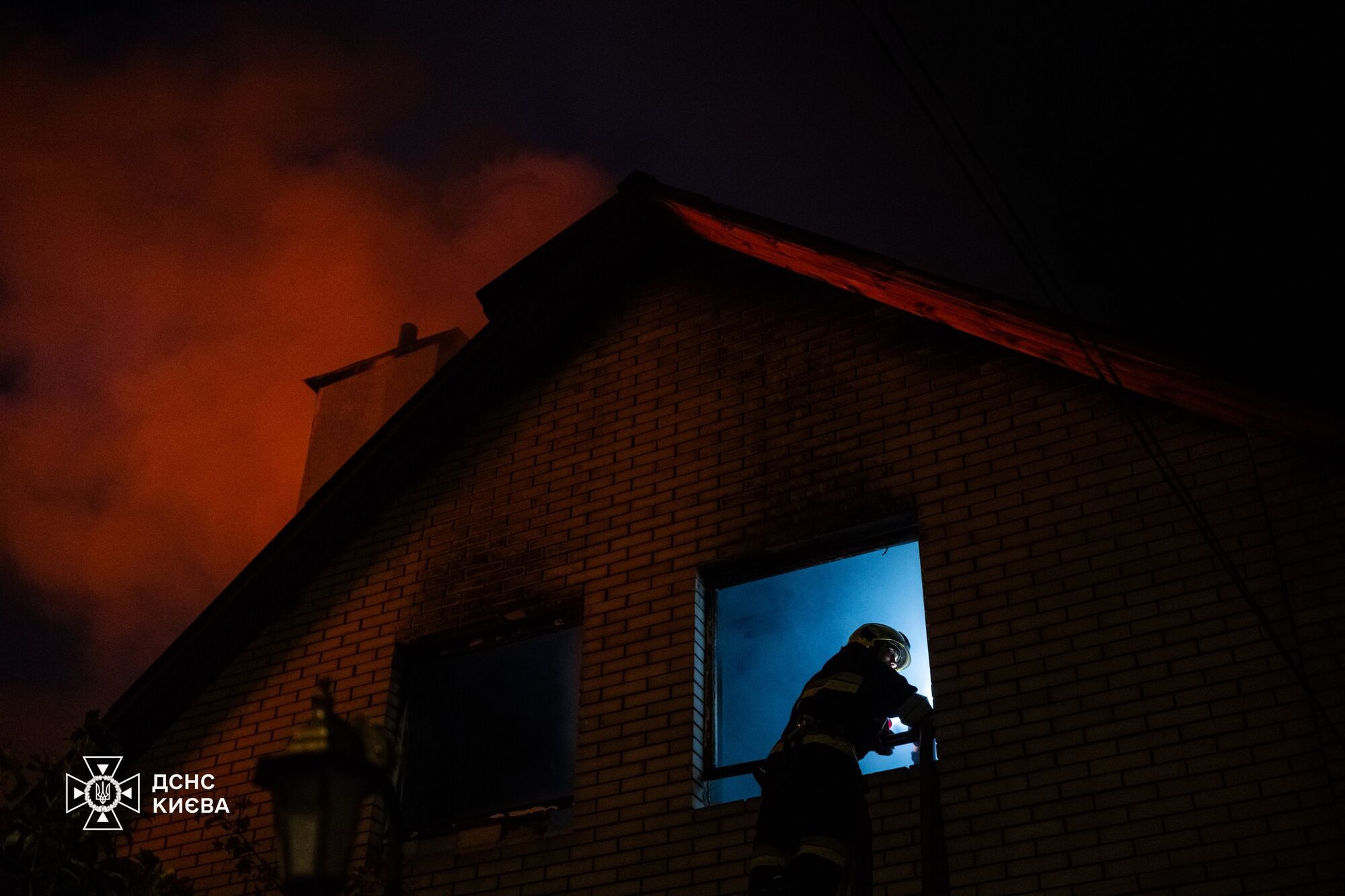 В Киеве произошел масштабный пожар: горели СТО и частный дом. Фото и видео