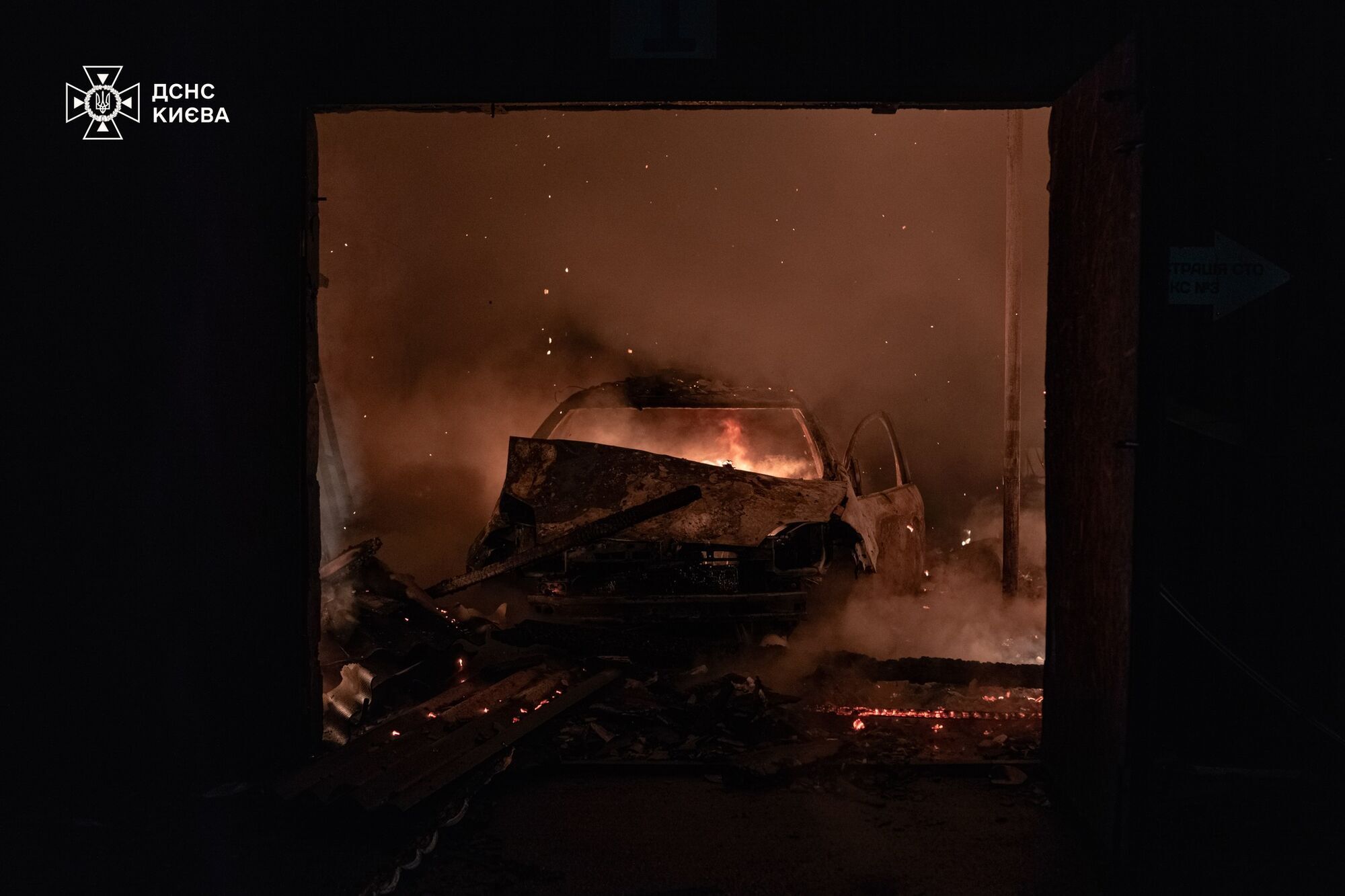 В Киеве произошел масштабный пожар: горели СТО и частный дом. Фото и видео