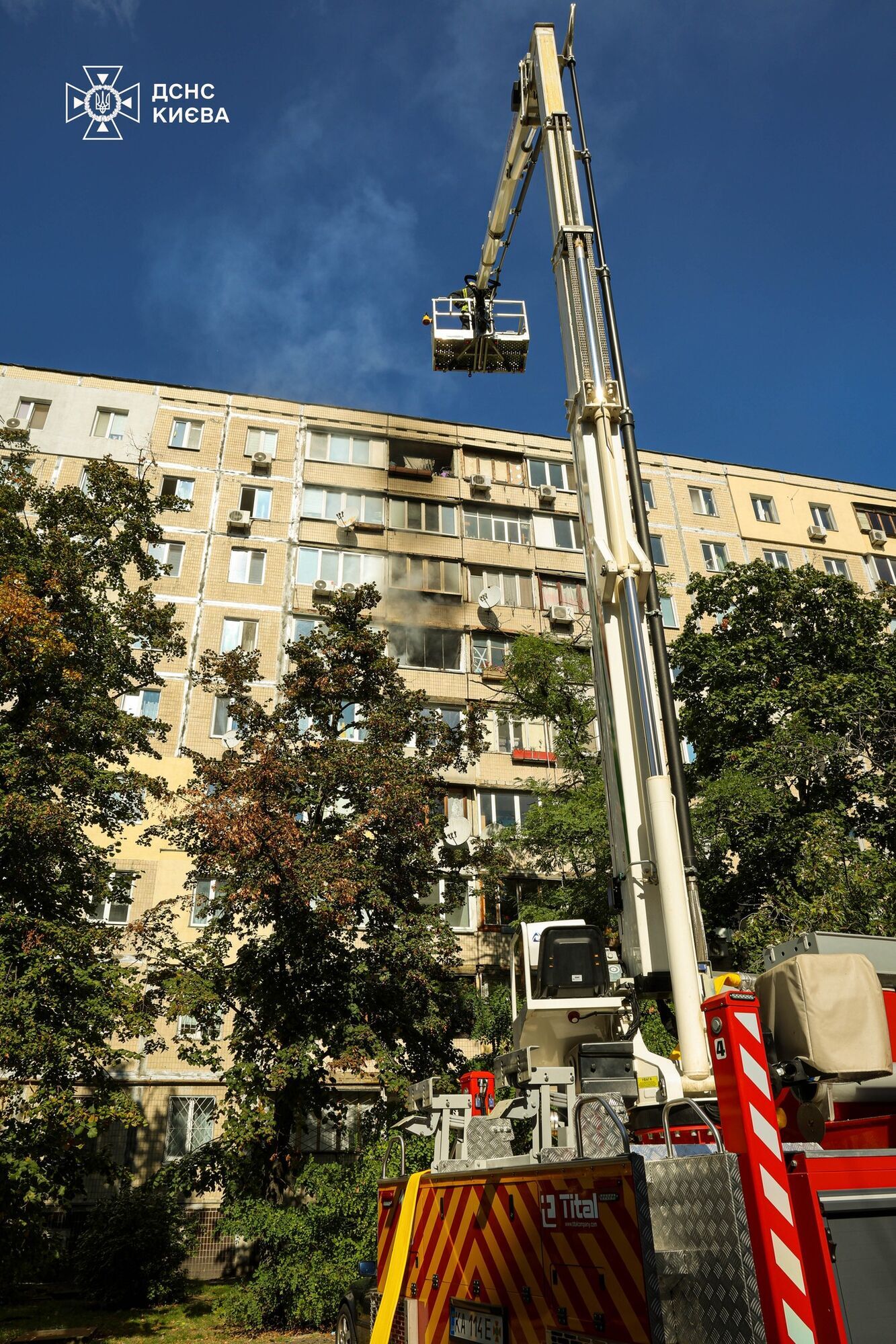 У Києві сталась пожежа в багатоповерхівці: постраждала дитина. Подробиці, фото та відео