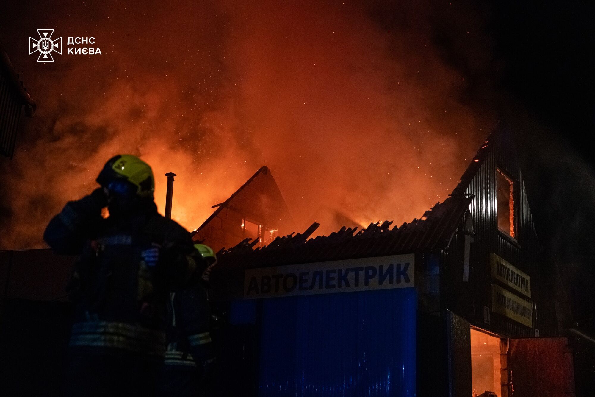 В Киеве произошел масштабный пожар: горели СТО и частный дом. Фото и видео