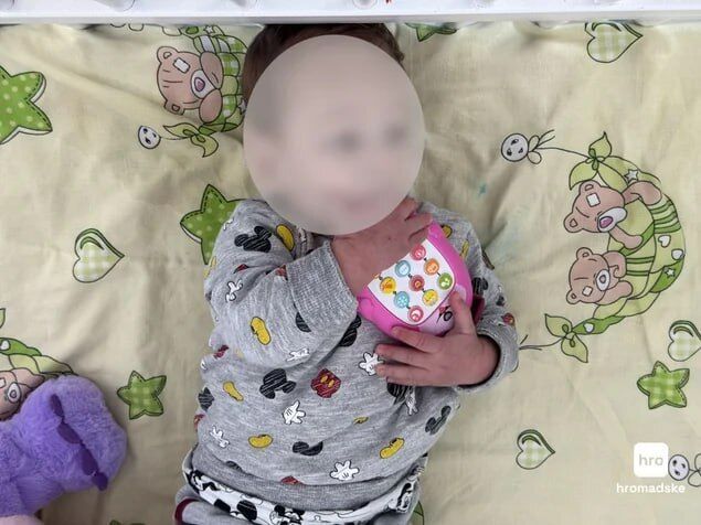 Малюка, якого матір залишила в квартирі Києва та поїхала, чекає нова патронатна родина. Фото