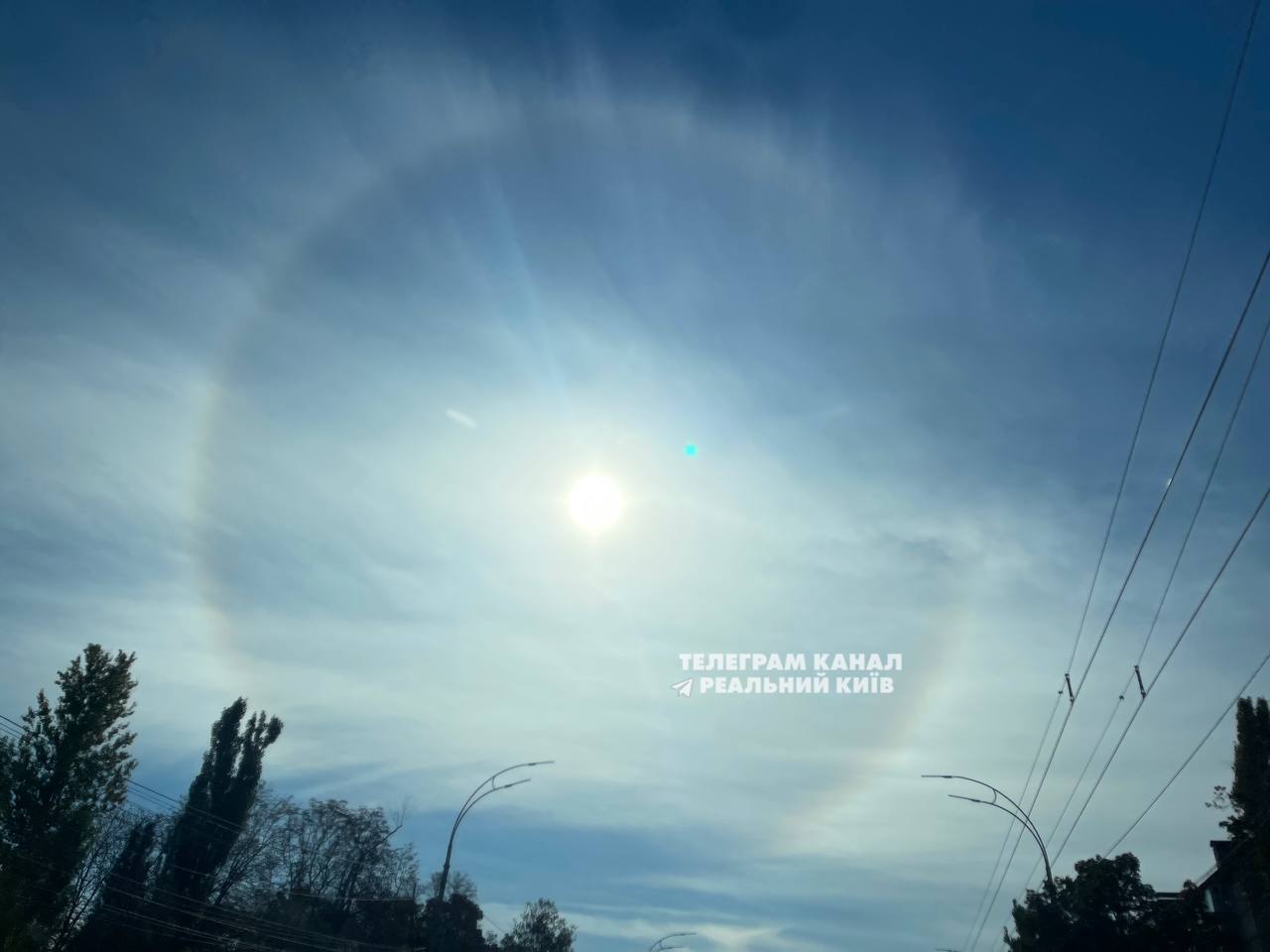 У небі над Києвом помітили цікаве оптичне явище. Фото