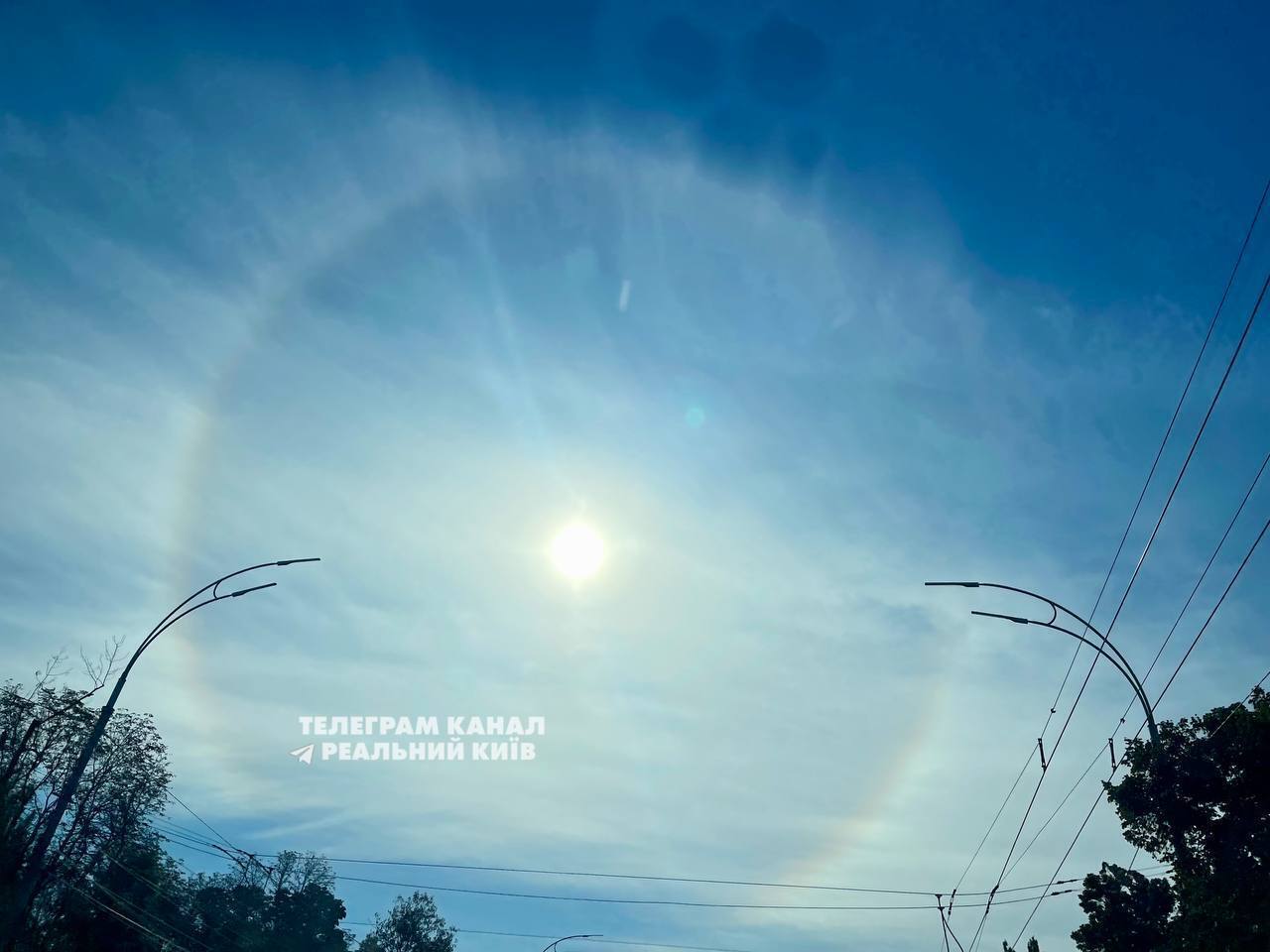 У небі над Києвом помітили цікаве оптичне явище. Фото