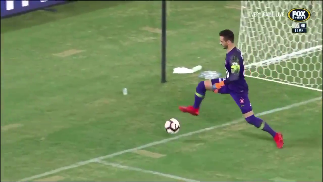 В Австралии вратарь сделал "самую нелепую ошибку в истории футбола" и лишил команду победы. Видео