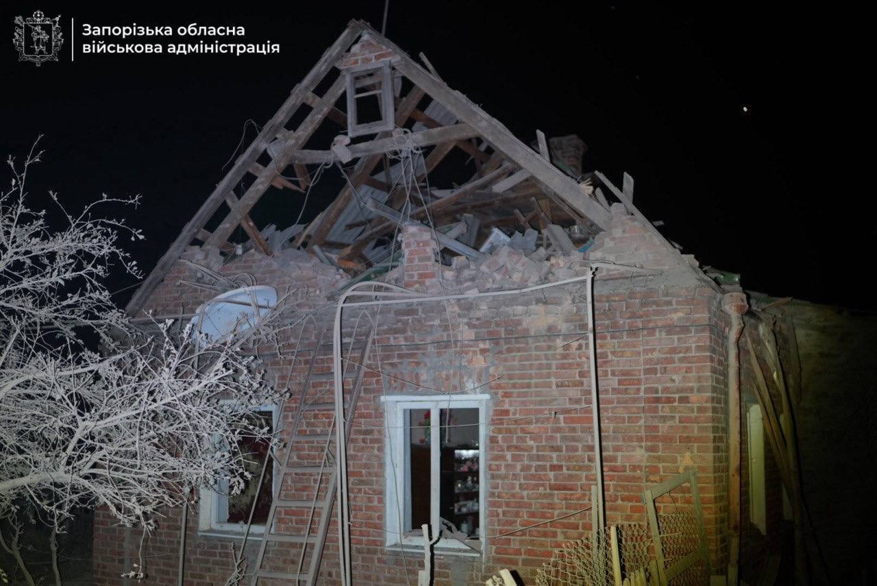 РФ атаковала частный сектор Запорожья: разрушен дом, есть пострадавшие. Фото и видео