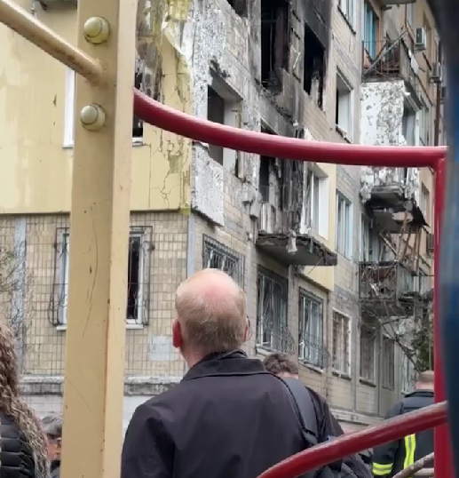 "Займалася спортом, чудове дитя!" Кияни несуть на місце загибелі 12-річної дівчинки квіти та іграшки. Відео