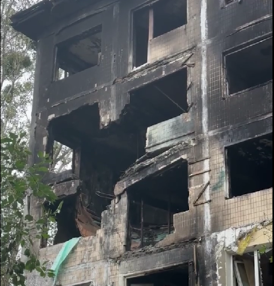 "Займалася спортом, чудове дитя!" Кияни несуть на місце загибелі 12-річної дівчинки квіти та іграшки. Відео