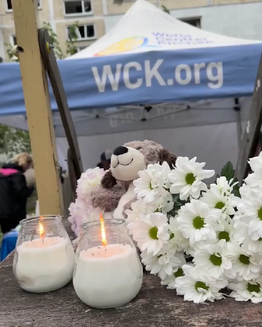 "Займалася спортом, чудове дитя!" Кияни несуть на місце загибелі 12-річної дівчинки квіти та іграшки. Відео