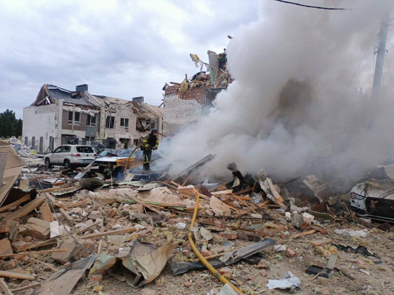 Украина пережила самую массированную воздушную атаку за год: враг запустил сотни "Шахедов", "Кинжалы" и ракеты с Ту-95МС. Все детали, фото и видео