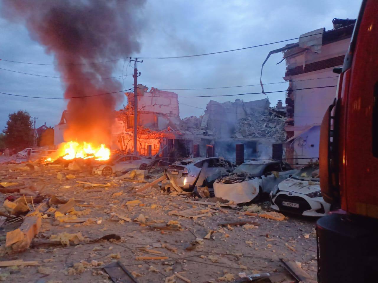 Украина пережила самую массированную воздушную атаку за год: враг запустил сотни "Шахедов", "Кинжалы" и ракеты с Ту-95МС. Все детали, фото и видео