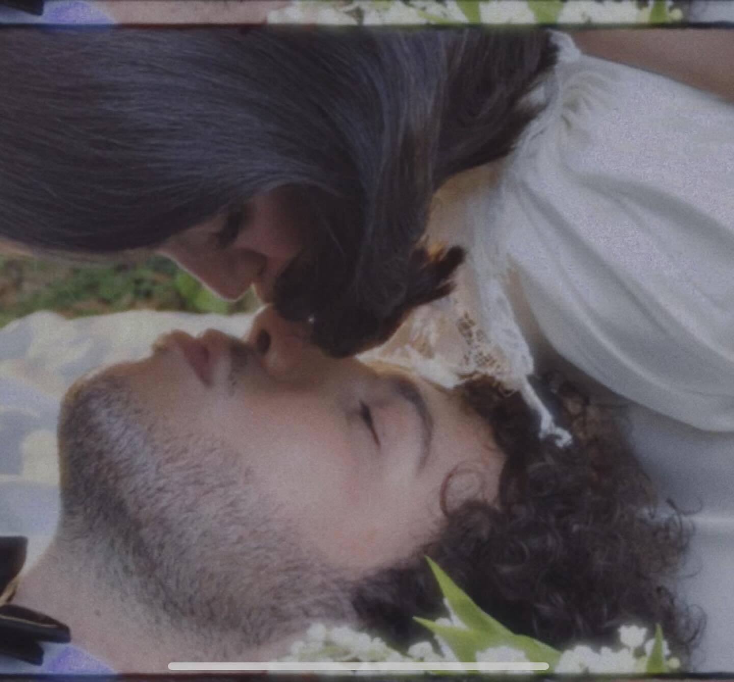 Селена Гомес вийшла заміж: чому її чоловіка-продюсера Бенні Бланко хейтять в мережі. Фото зі скромного весілля