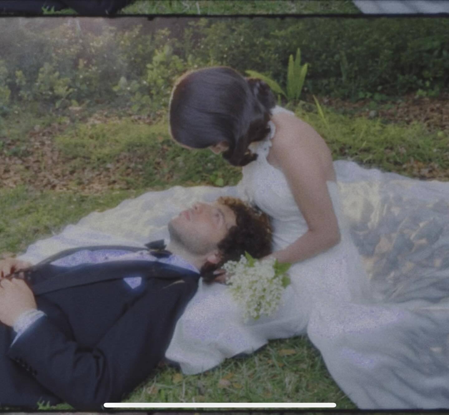 Селена Гомес вийшла заміж: чому її чоловіка-продюсера Бенні Бланко хейтять в мережі. Фото зі скромного весілля