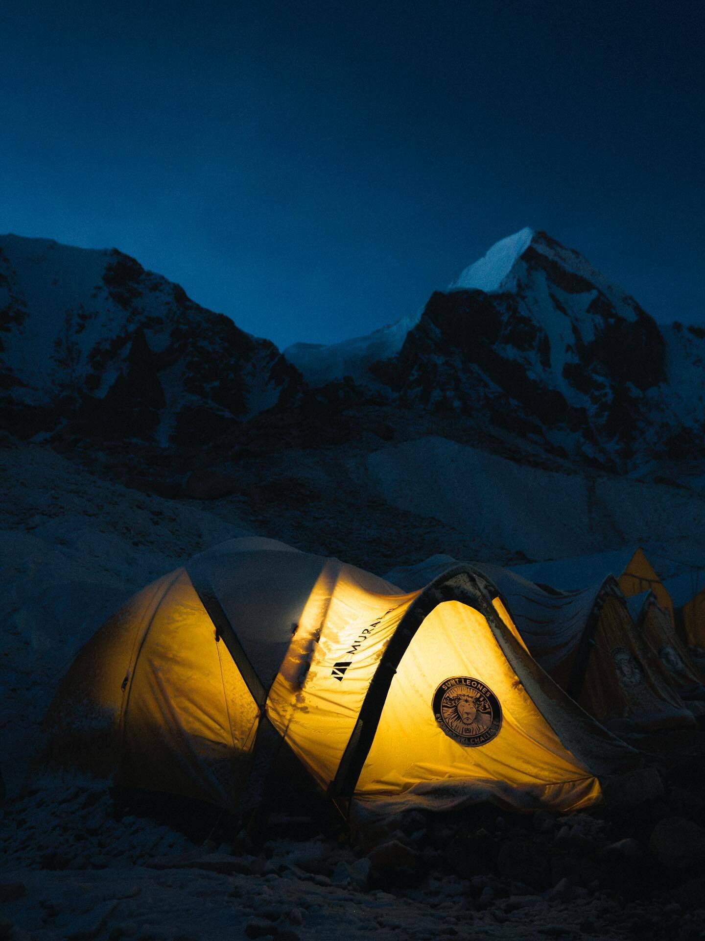 Первый в истории! Альпинист на Эвересте установил уникальный рекорд человечества. Видео