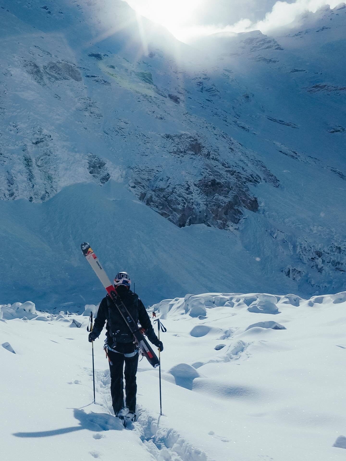 Первый в истории! Альпинист на Эвересте установил уникальный рекорд человечества. Видео