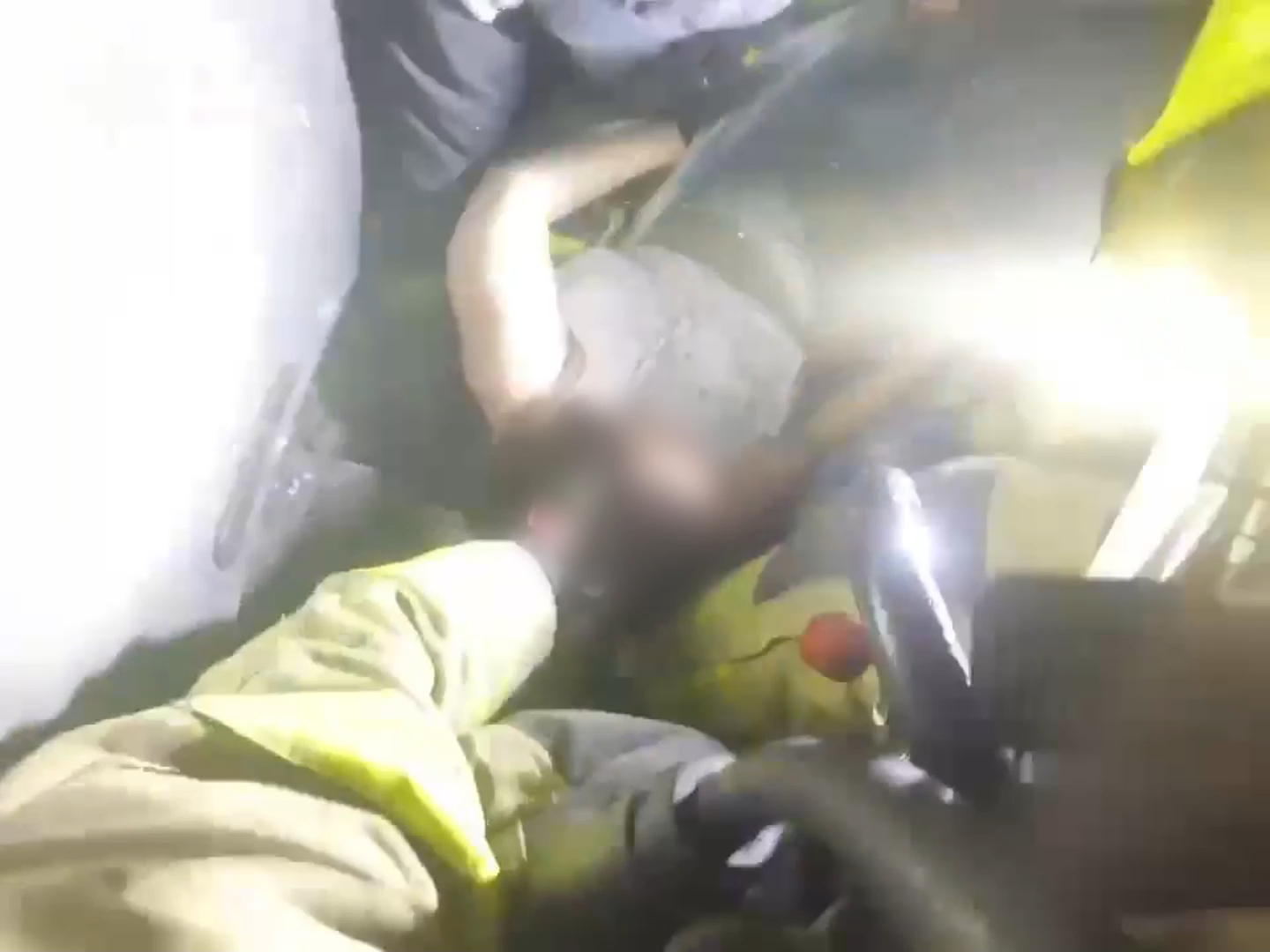 "Дихаєте?" Рятувальники показали перші хвилини після ракетних ударів по Києву