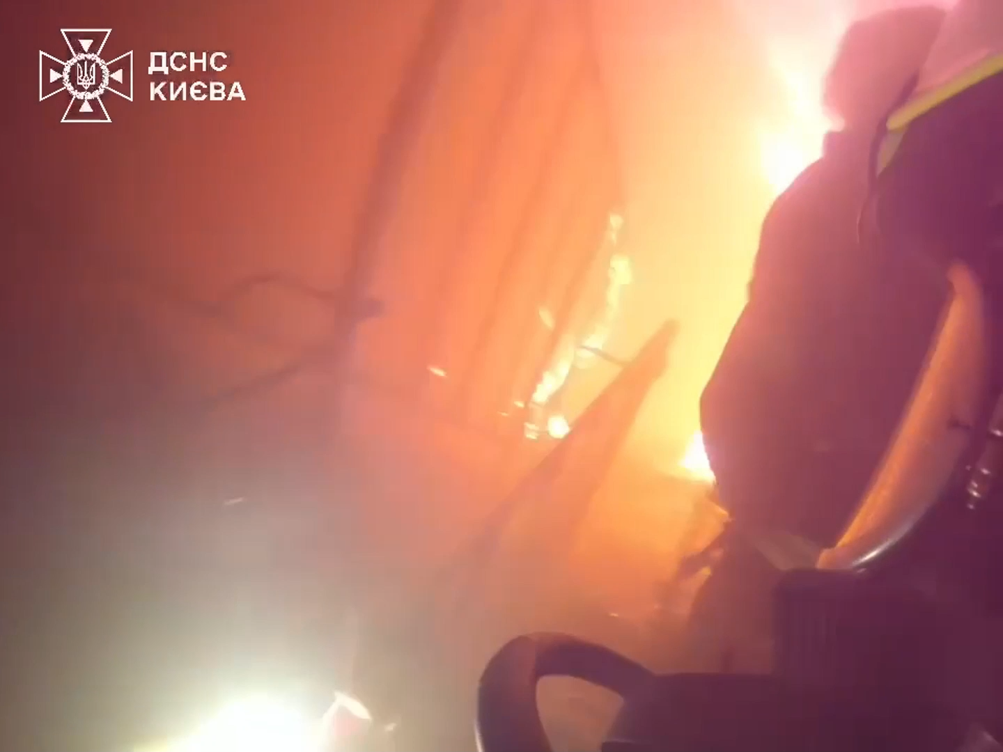 "Дихаєте?" Рятувальники показали перші хвилини після ракетних ударів по Києву