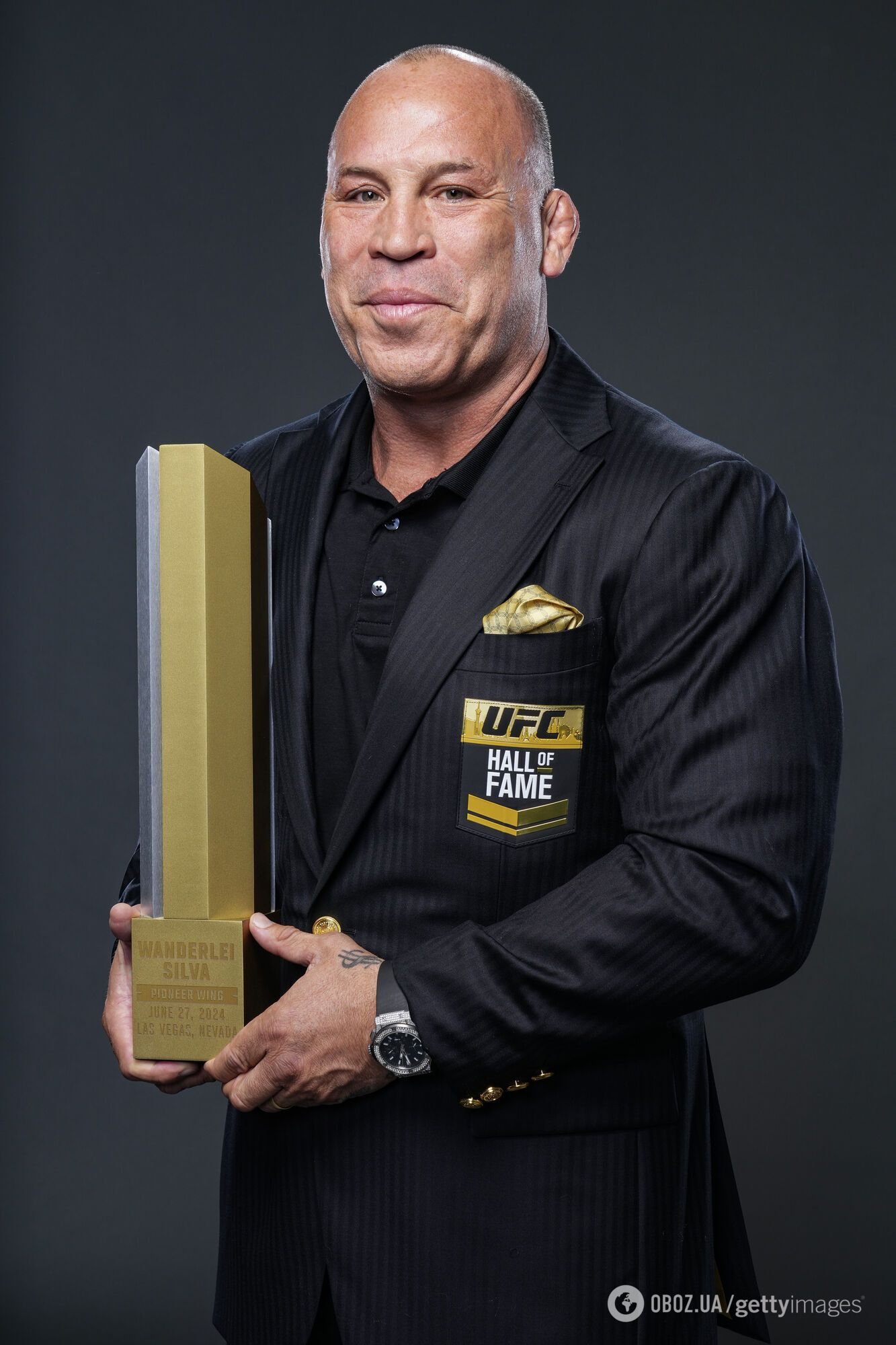 Легендарного чемпіона світу нокаутував глядач, який вибіг у ринг під час масової бійки. Відео