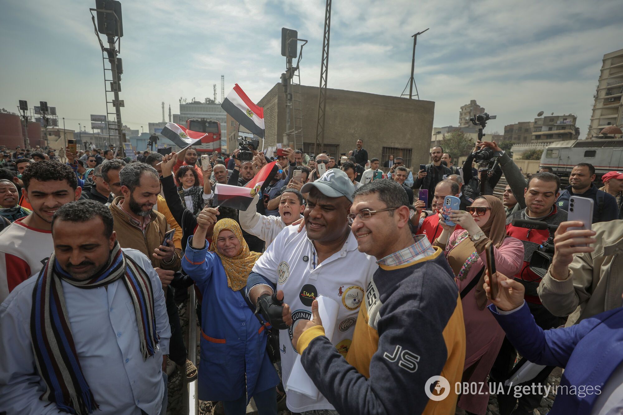 Найсильніша людина планети протягнула зубами 700 тонн, побивши рекорд українця. Відео