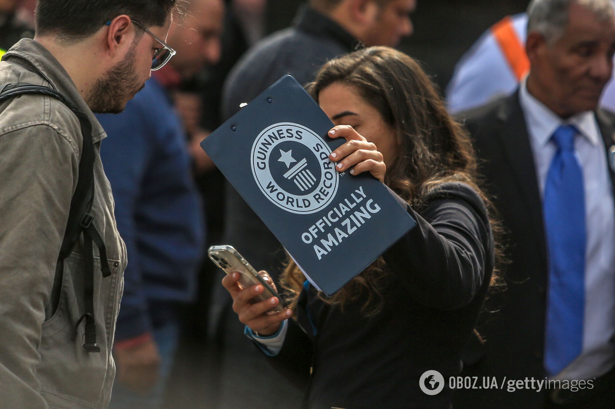 Найсильніша людина планети протягнула зубами 700 тонн, побивши рекорд українця. Відео