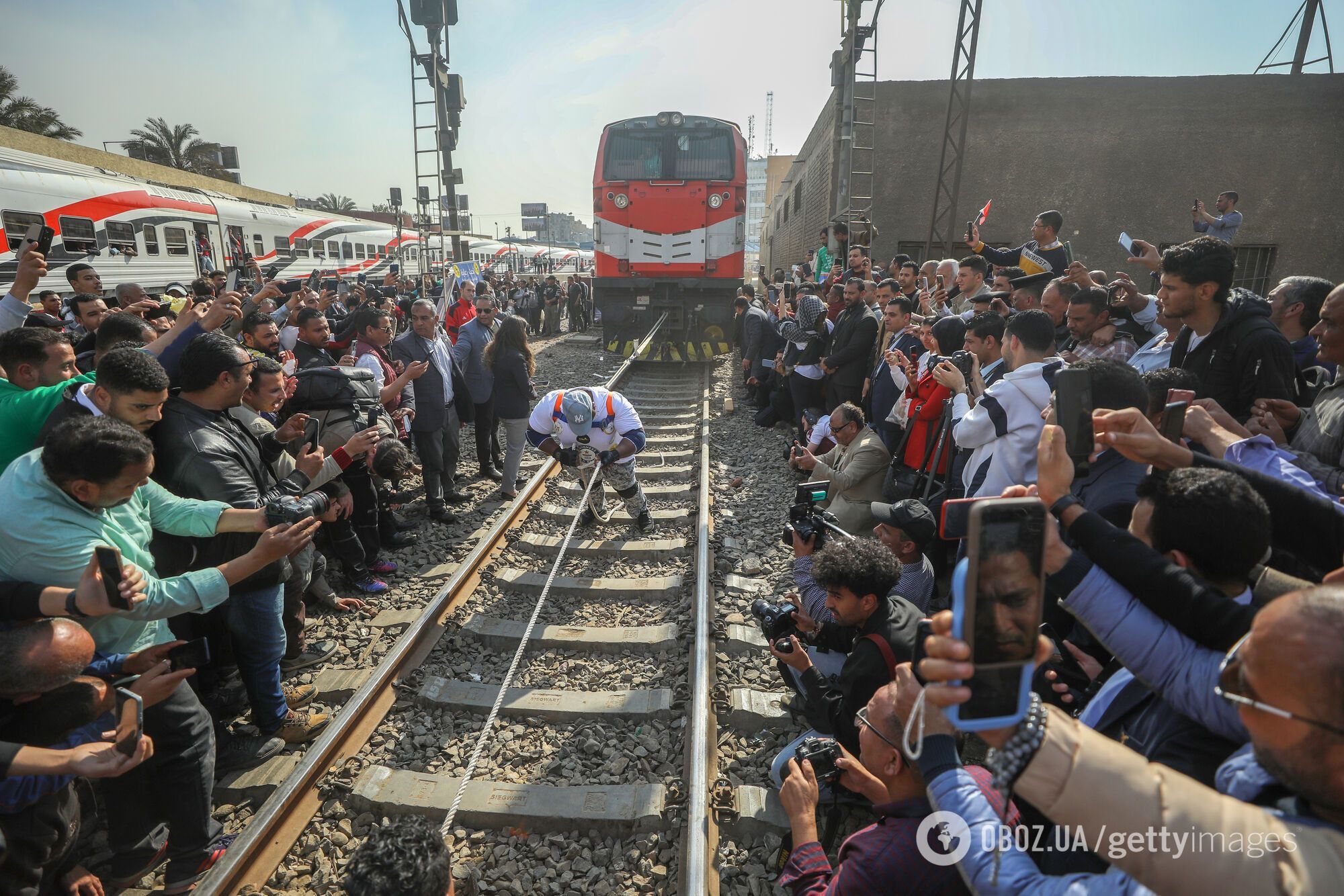 Найсильніша людина планети протягнула зубами 700 тонн, побивши рекорд українця. Відео