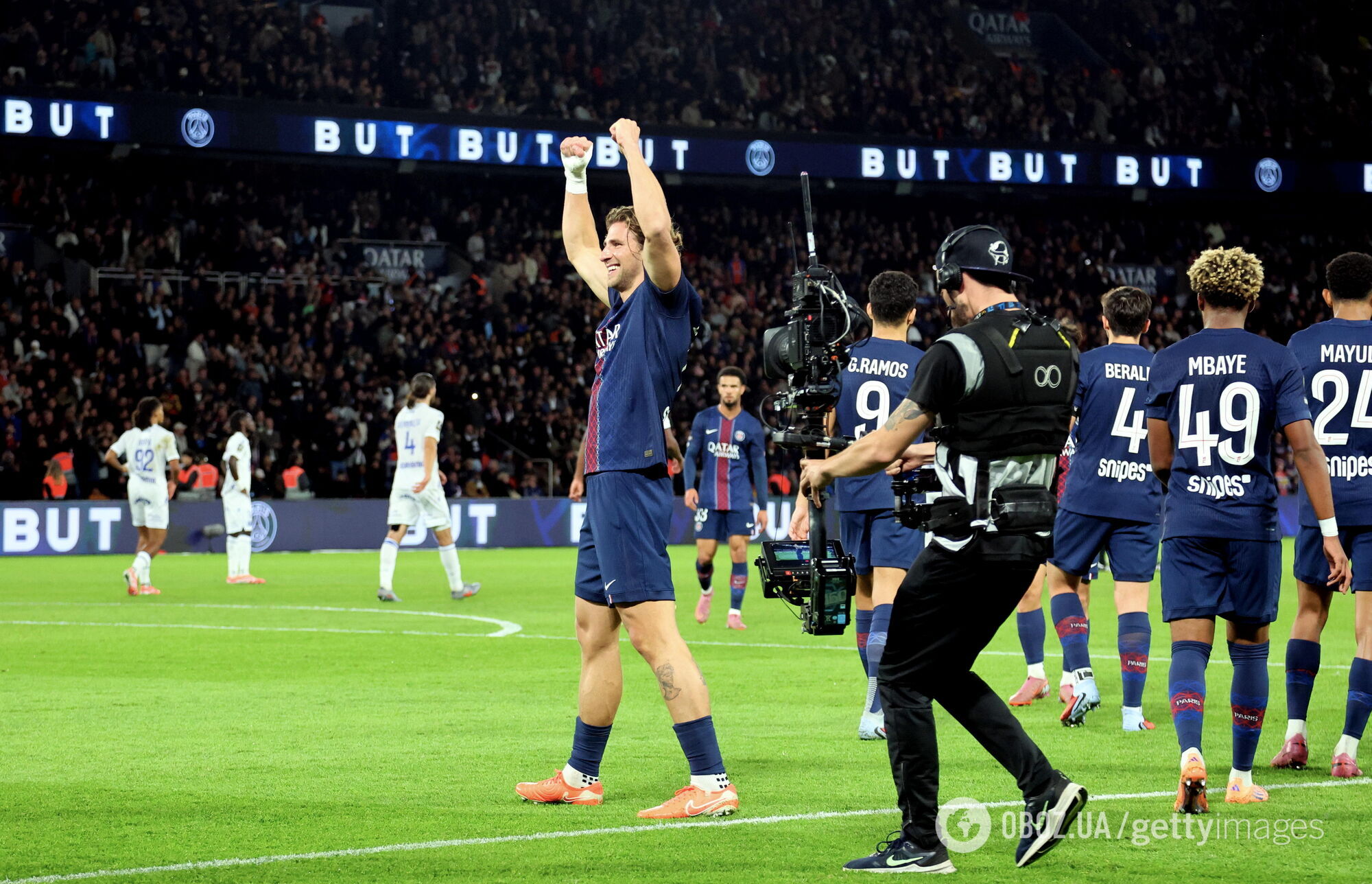 Полный стадион в Париже устроил овации футболисту сборной Украины, скандируя его имя. Видео