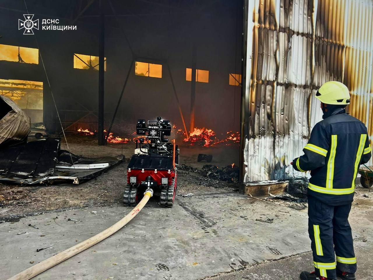 Изуродованы целые микрорайоны, есть раненые спасатели: в МВД рассказали о последствиях воздушной атаки армии РФ на Украину