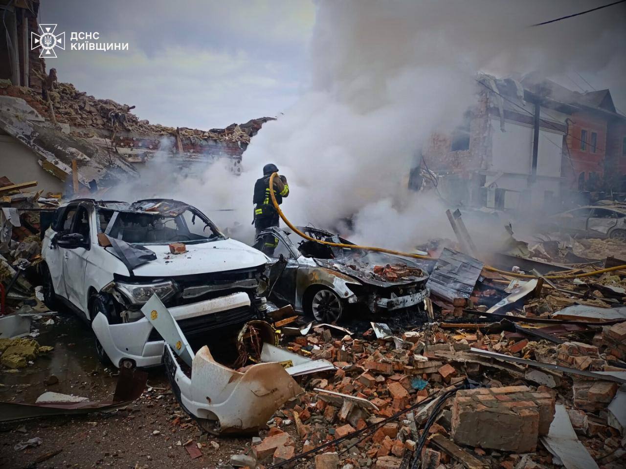 Изуродованы целые микрорайоны, есть раненые спасатели: в МВД рассказали о последствиях воздушной атаки армии РФ на Украину