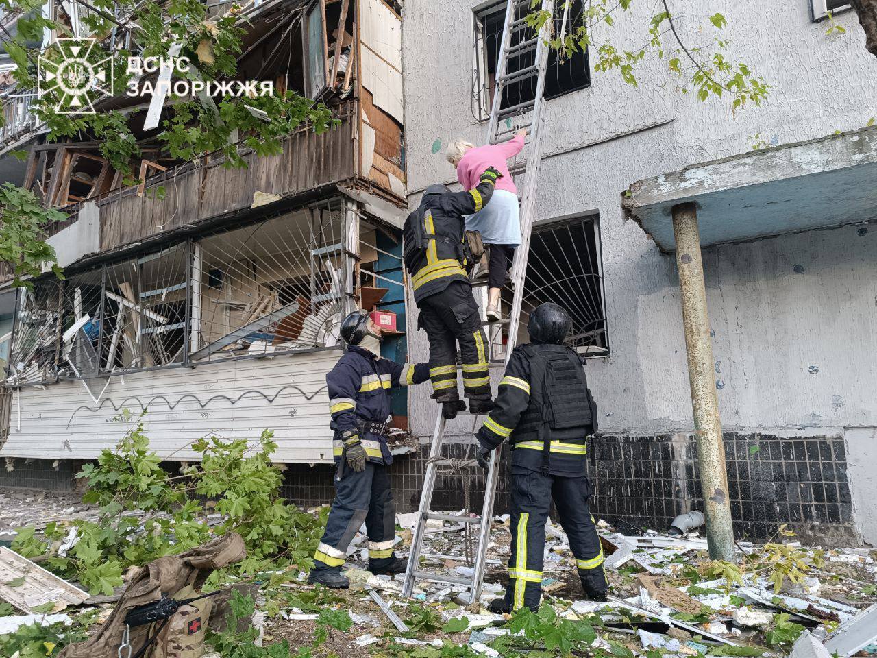 Изуродованы целые микрорайоны, есть раненые спасатели: в МВД рассказали о последствиях воздушной атаки армии РФ на Украину