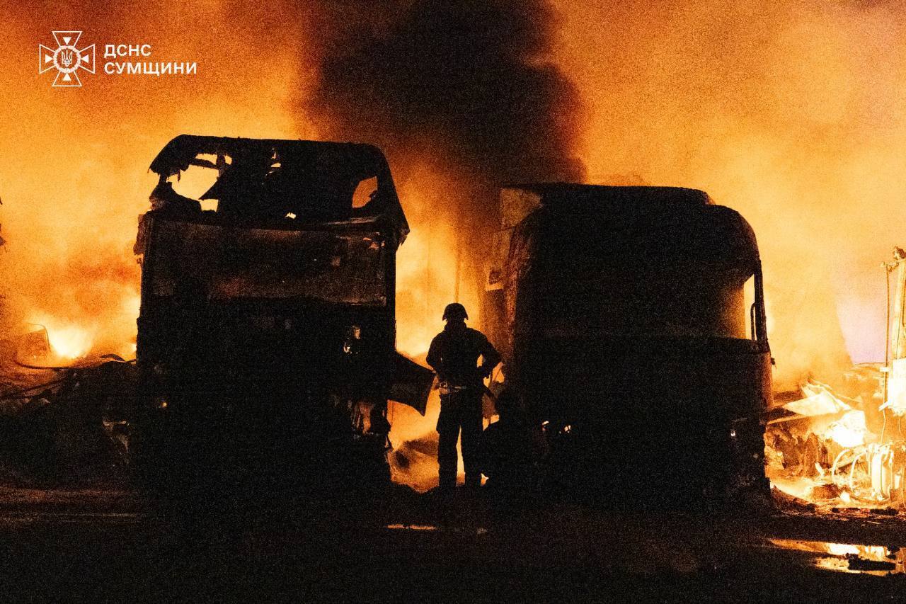 Изуродованы целые микрорайоны, есть раненые спасатели: в МВД рассказали о последствиях воздушной атаки армии РФ на Украину