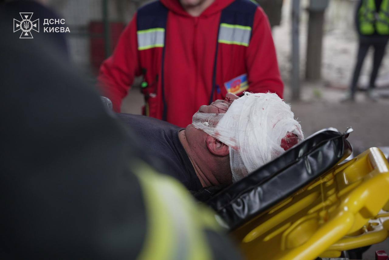 Изуродованы целые микрорайоны, есть раненые спасатели: в МВД рассказали о последствиях воздушной атаки армии РФ на Украину