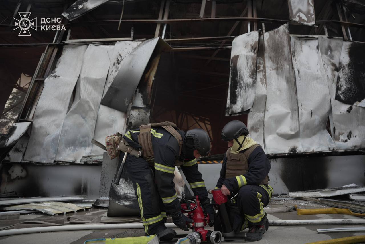 Изуродованы целые микрорайоны, есть раненые спасатели: в МВД рассказали о последствиях воздушной атаки армии РФ на Украину
