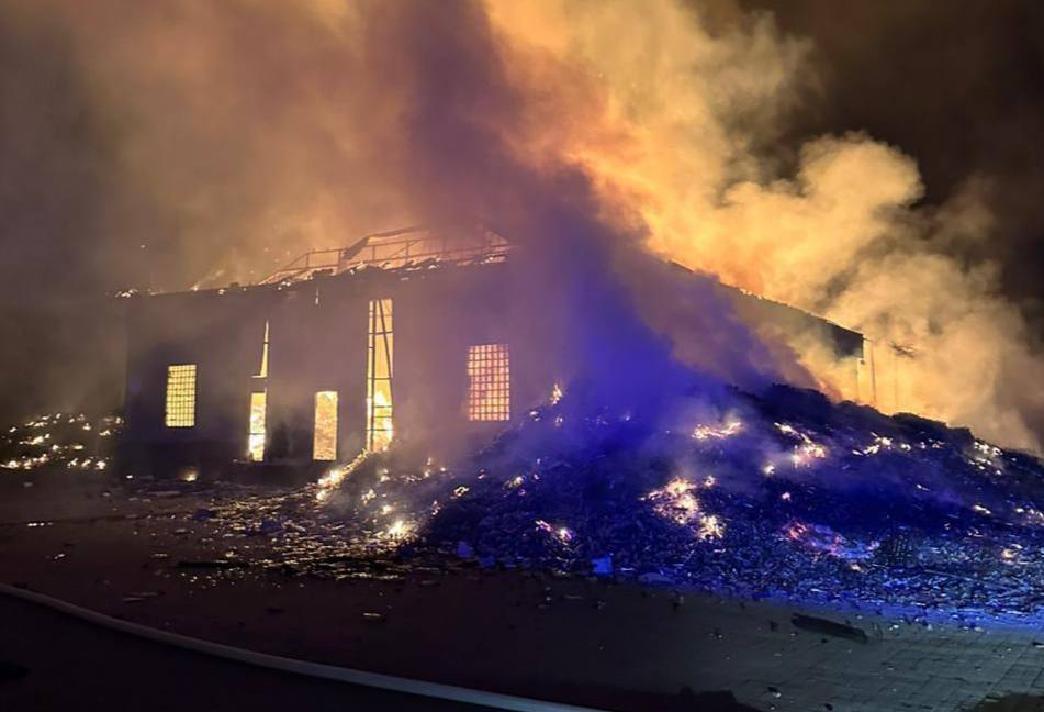 На Одещині окупанти зруйнували цех та склад готової продукції винного заводу: десятки співробітників евакуювали. Фото та відео