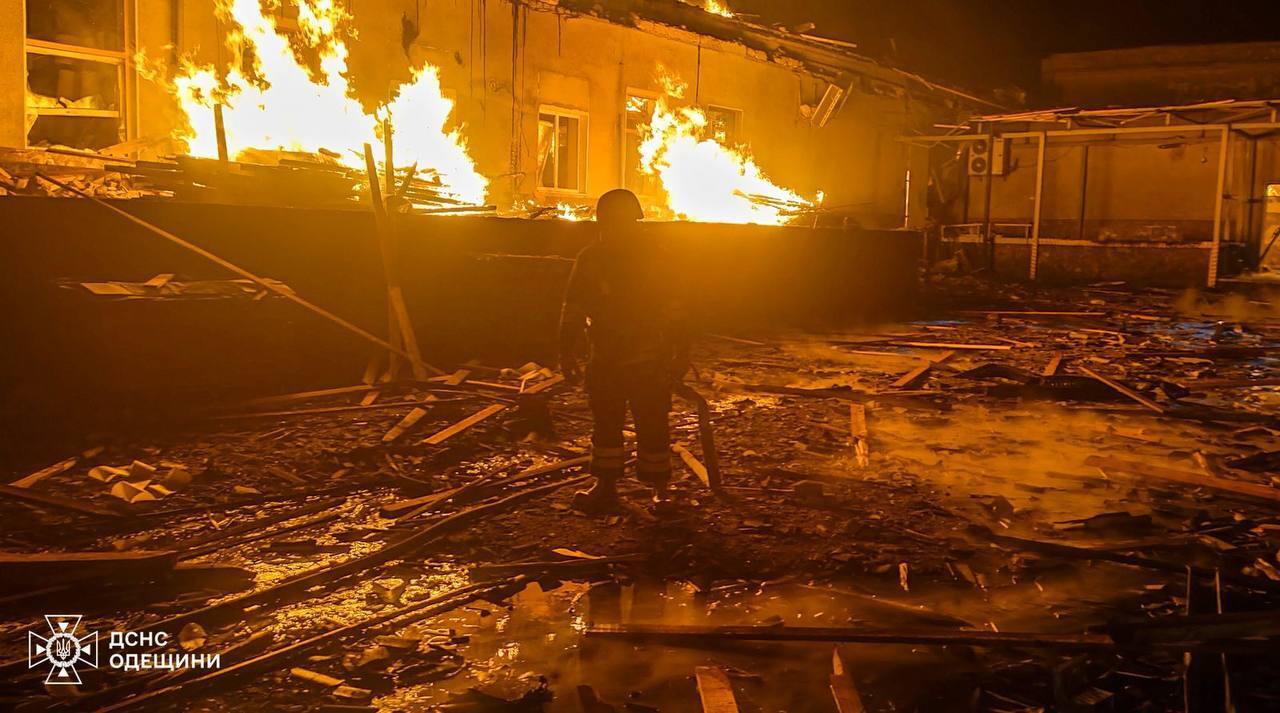 На Одещині окупанти зруйнували цех та склад готової продукції винного заводу: десятки співробітників евакуювали. Фото та відео