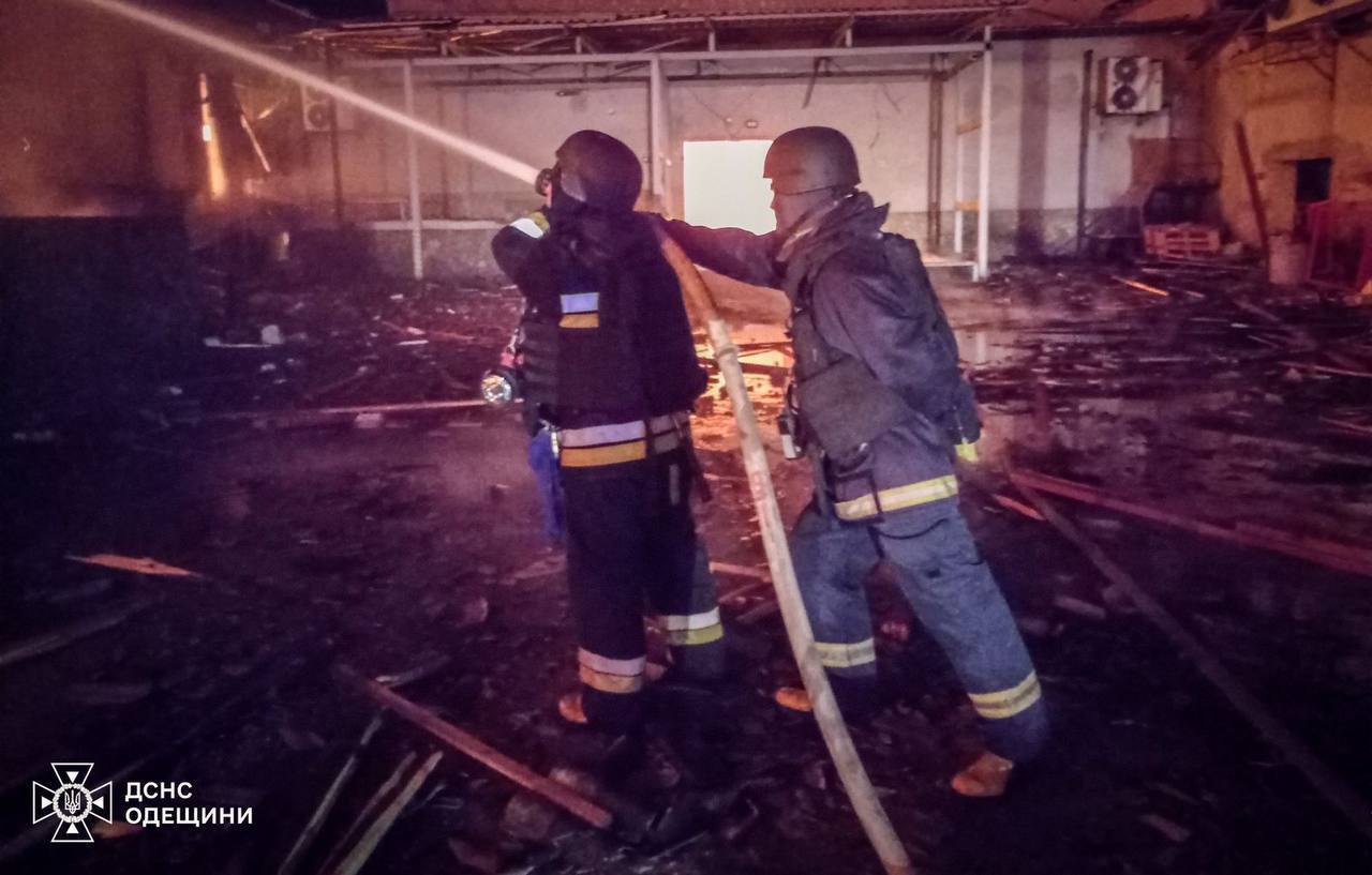 На Одещині окупанти зруйнували цех та склад готової продукції винного заводу: десятки співробітників евакуювали. Фото та відео