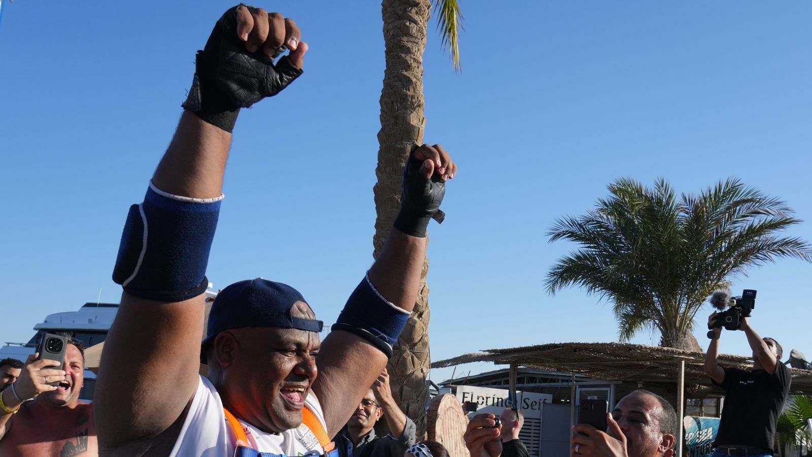 Найсильніша людина планети протягнула зубами 700 тонн, побивши рекорд українця. Відео