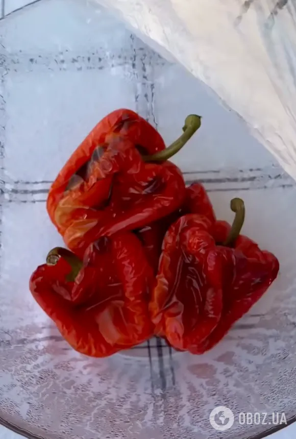 Корисна закуска із запеченого перцю, з сиром та оливками: простий рецепт корисної страви