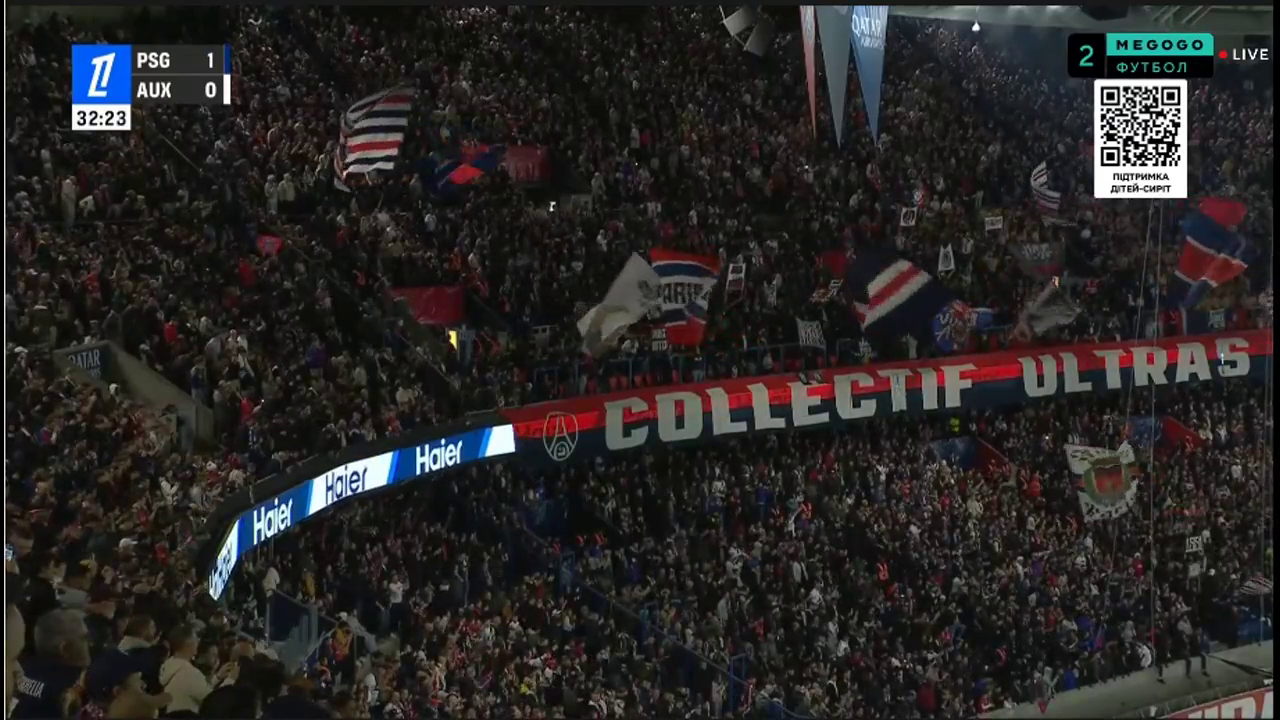 Полный стадион в Париже устроил овации футболисту сборной Украины, скандируя его имя. Видео