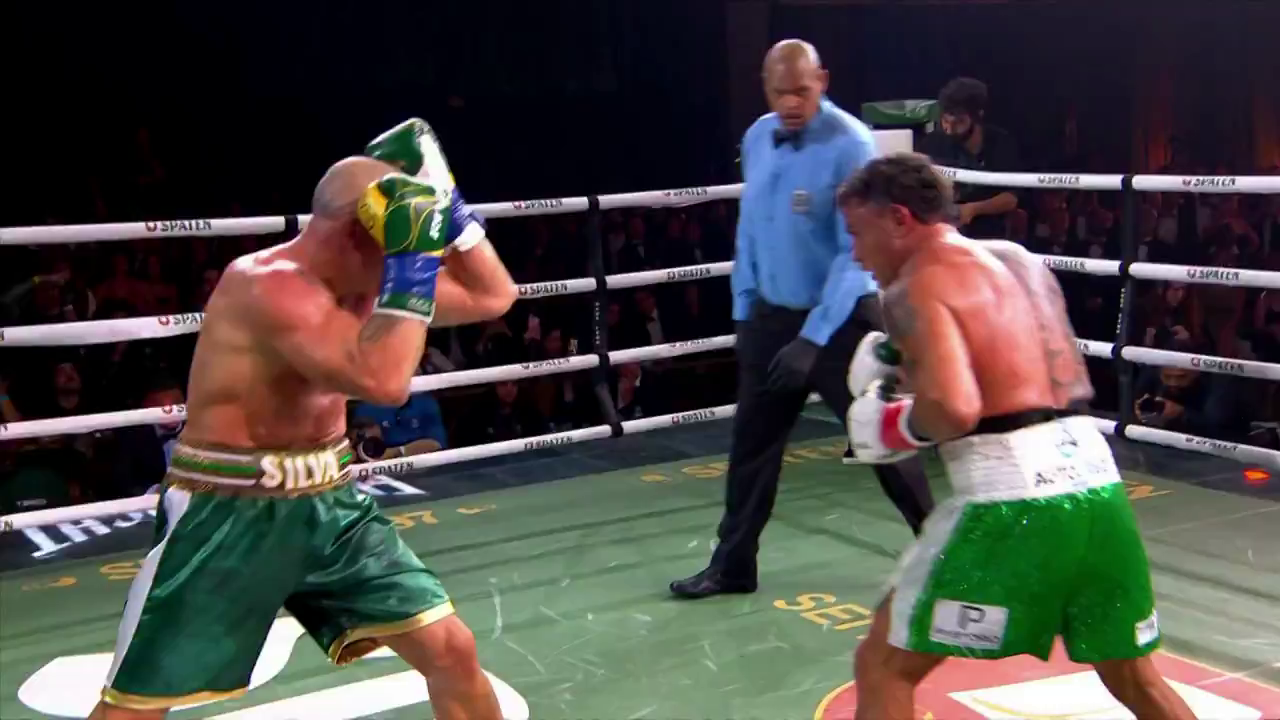 Легендарного чемпіона світу нокаутував глядач, який вибіг у ринг під час масової бійки. Відео