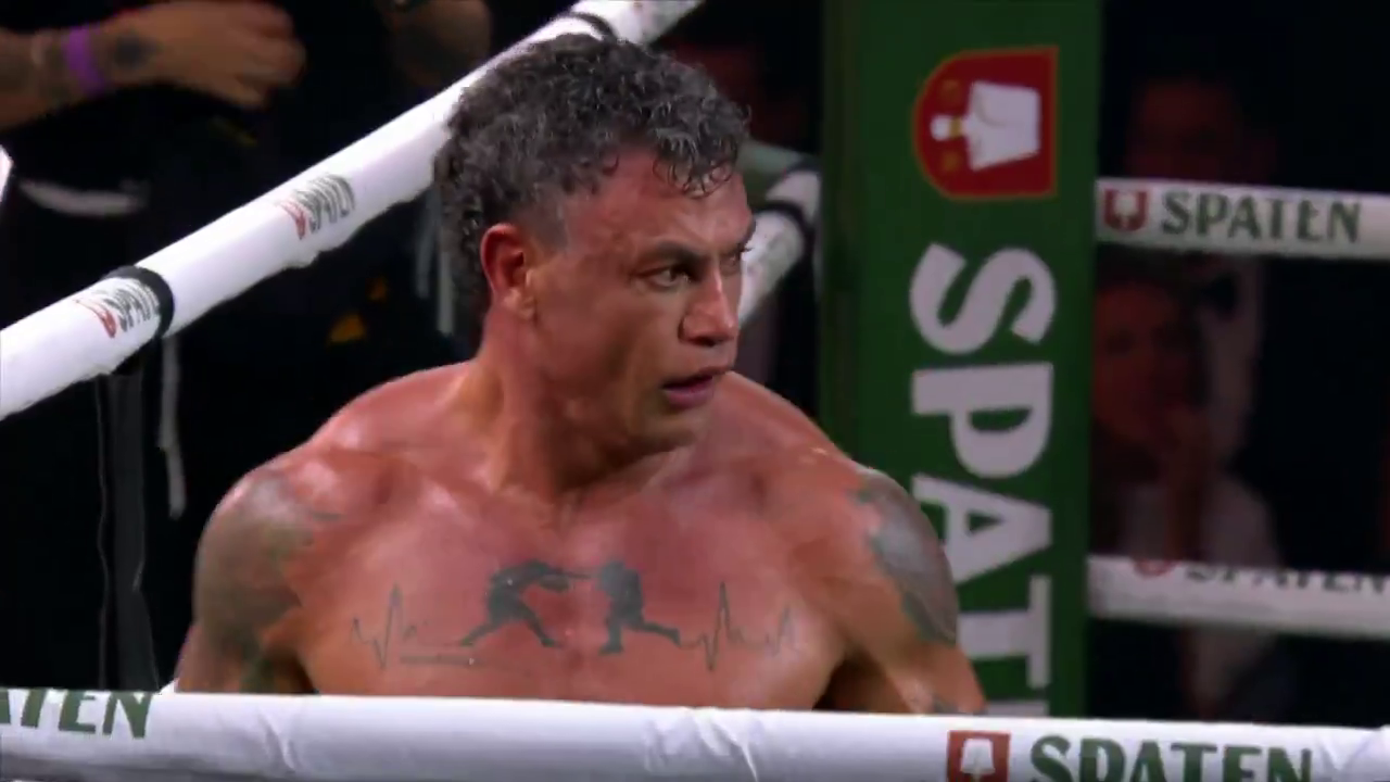 Легендарного чемпіона світу нокаутував глядач, який вибіг у ринг під час масової бійки. Відео