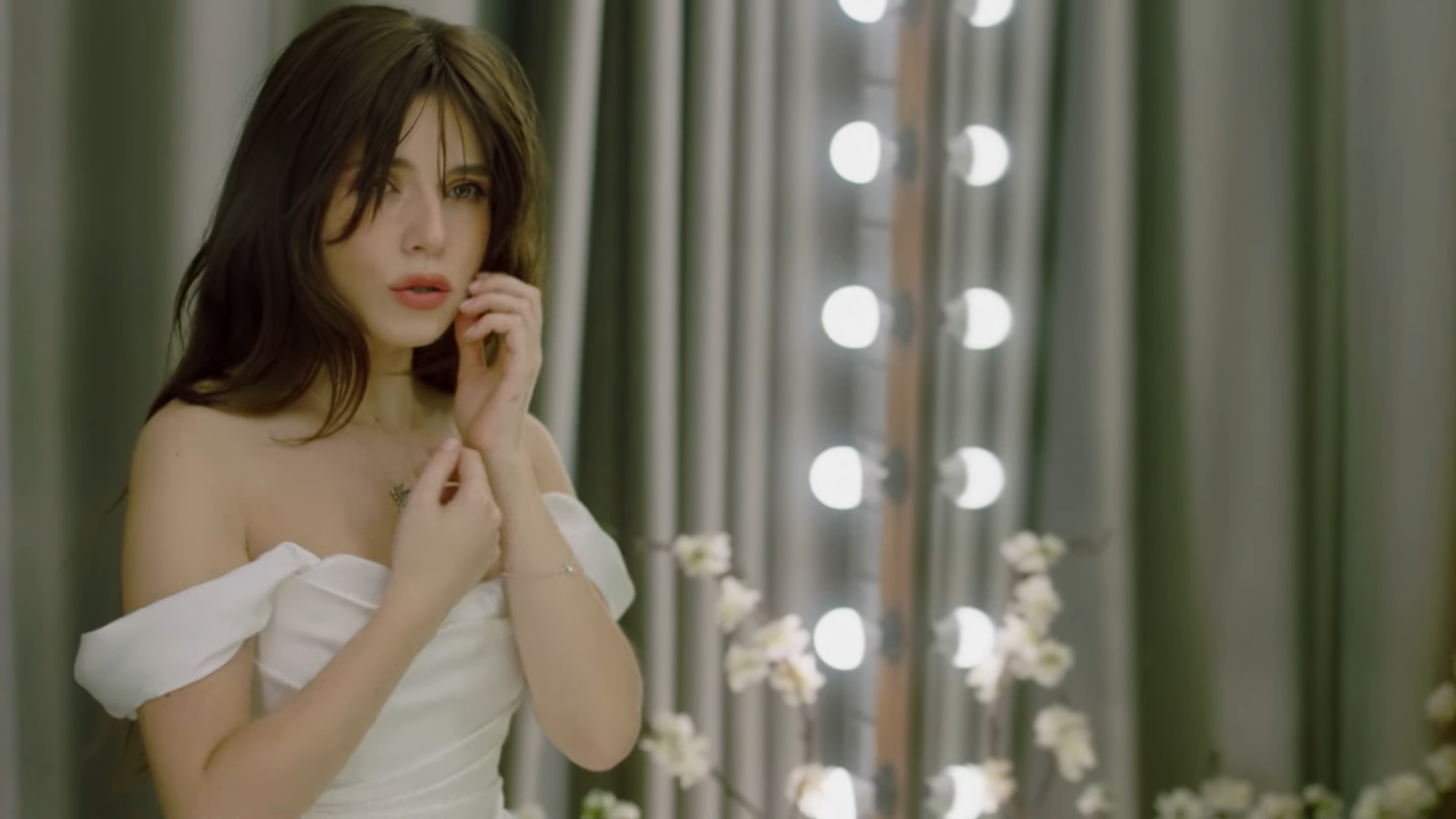 "Ты целуешь меня, а я плачу". Реклама в песне Кристины Соловий стала мемом: певица подколола саму себя, а к шутке присоединилась "Укрпочта"