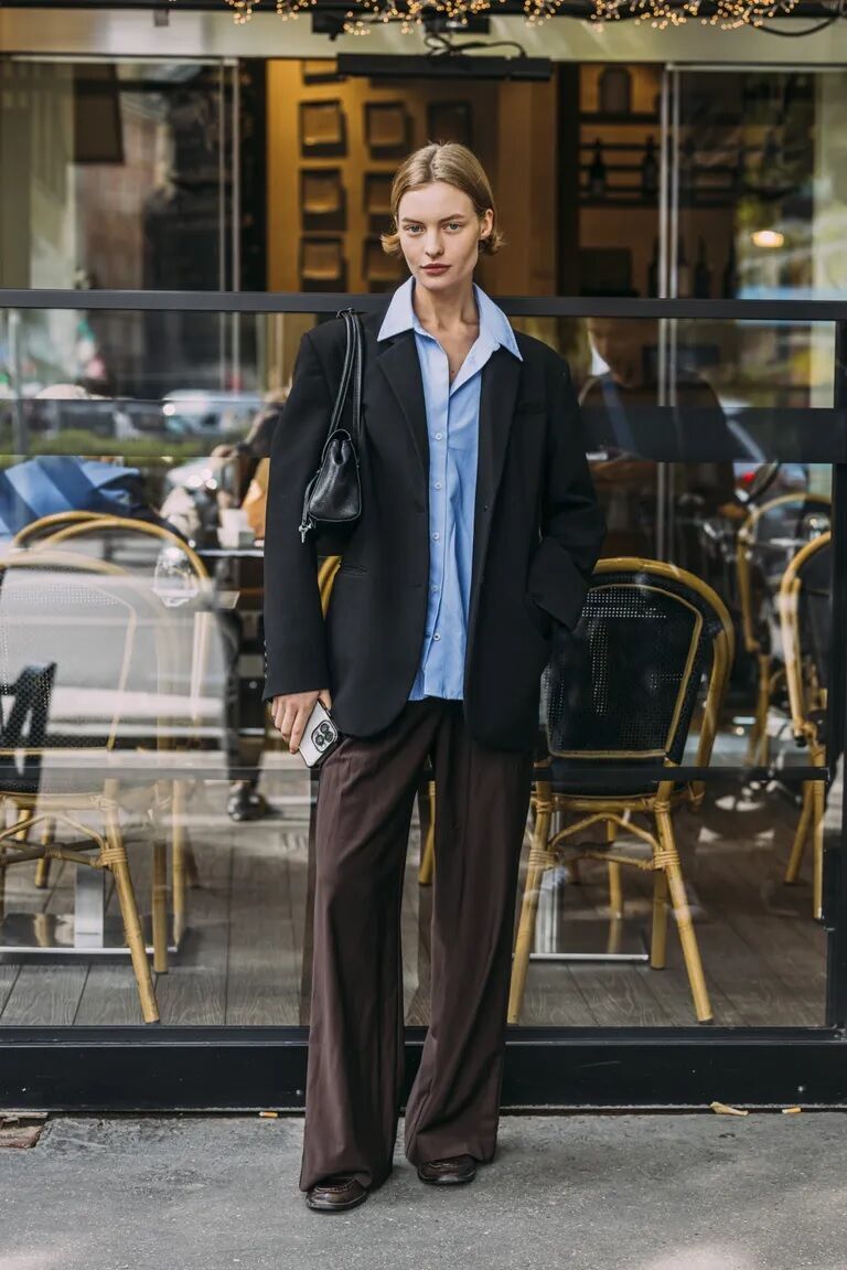 Не чорні: який колір штанів на піку моди цієї осені