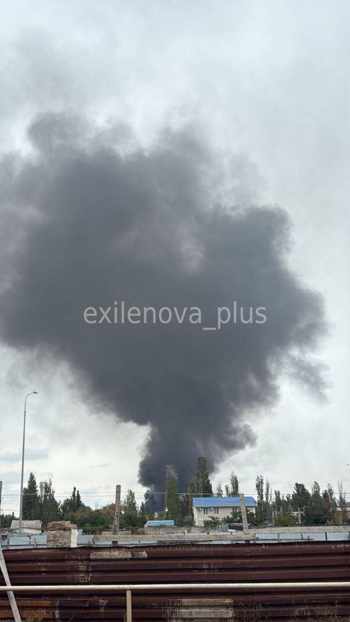 Піднявся чорний дим: в окупованому Криму повідомляють про "бавовну" в районі нафтобази. Відео