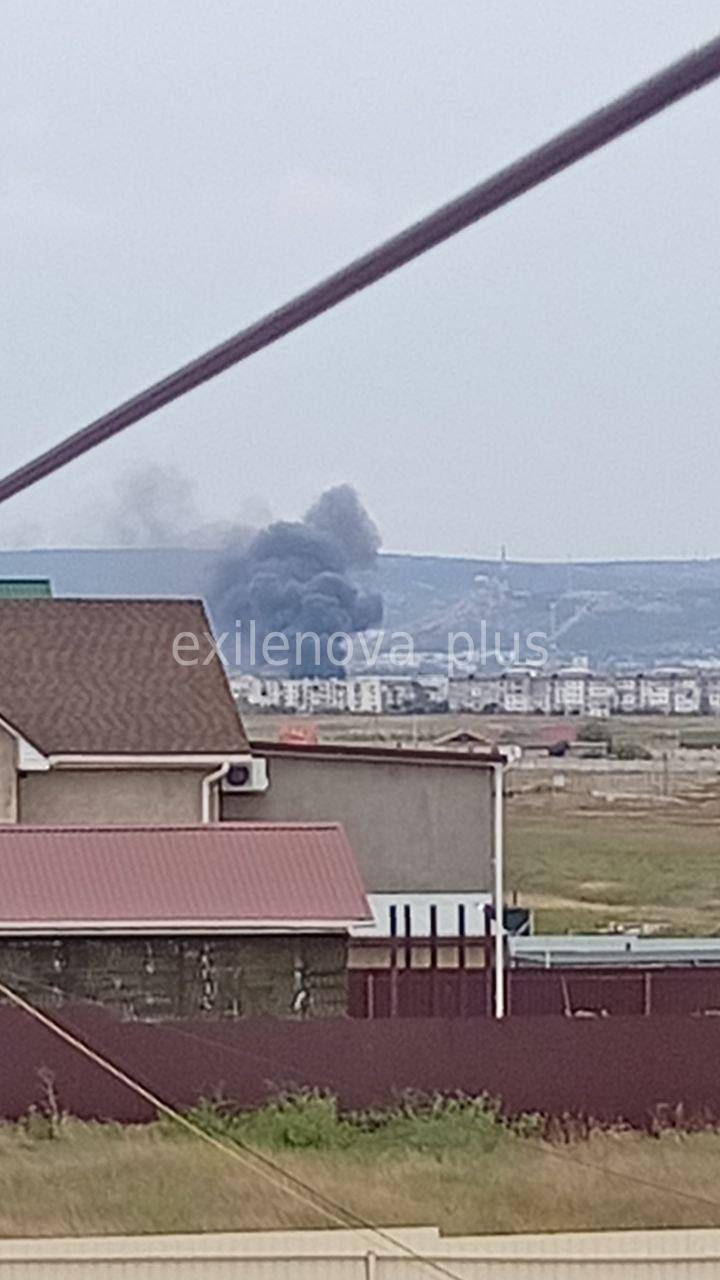 Піднявся чорний дим: в окупованому Криму повідомляють про "бавовну" в районі нафтобази. Відео