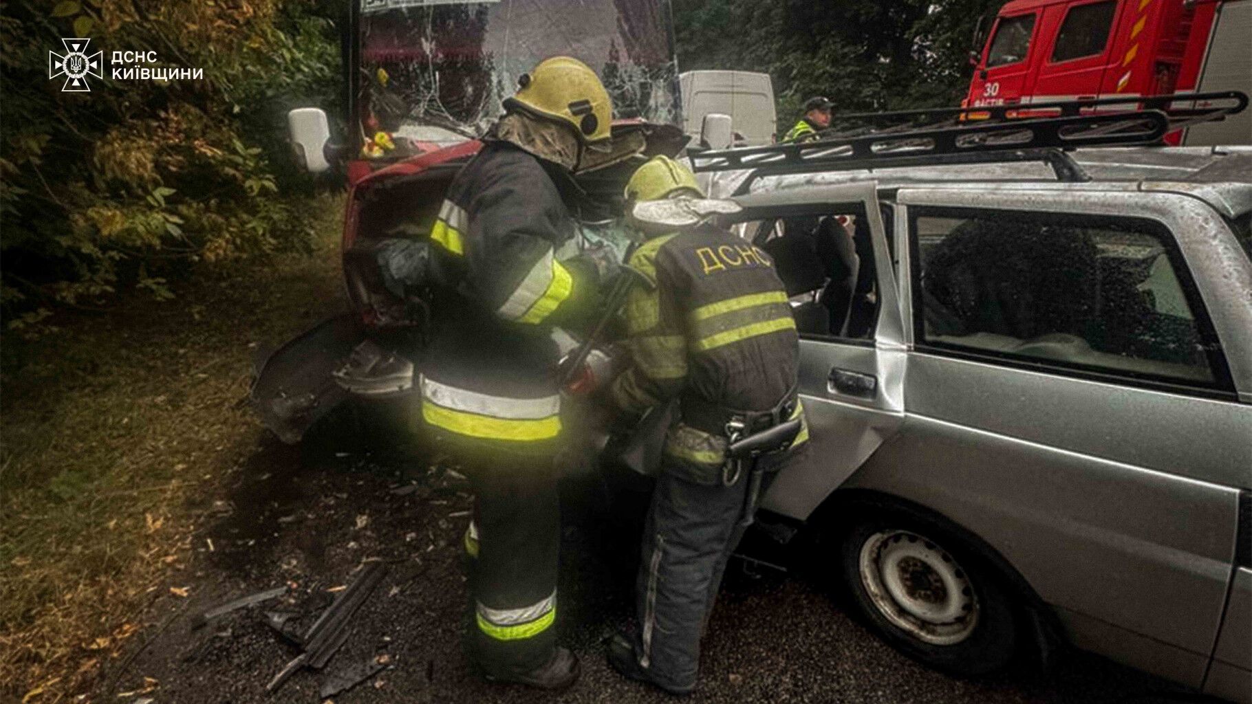 На Київщині сталась ДТП за участі легковика та маршрутки: є загиблий та постраждалі. Фото