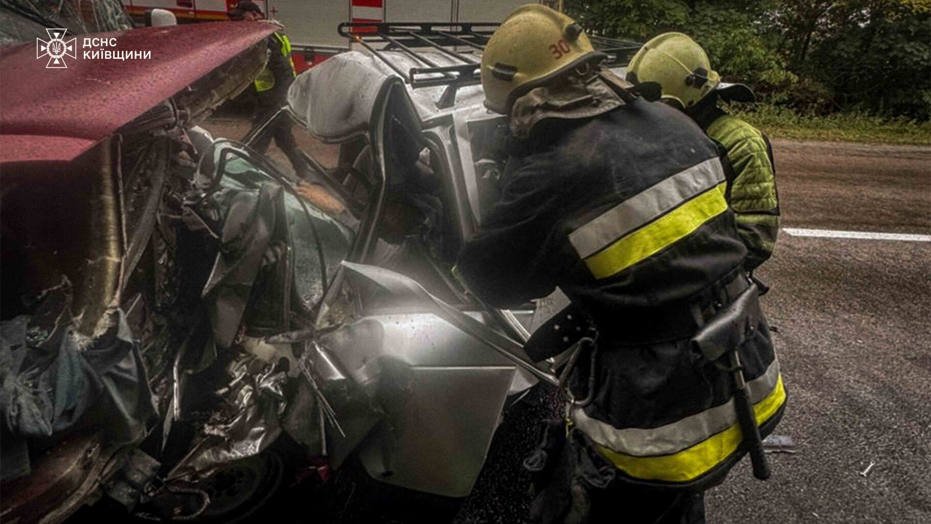 На Київщині сталась ДТП за участі легковика та маршрутки: є загиблий та постраждалі. Фото