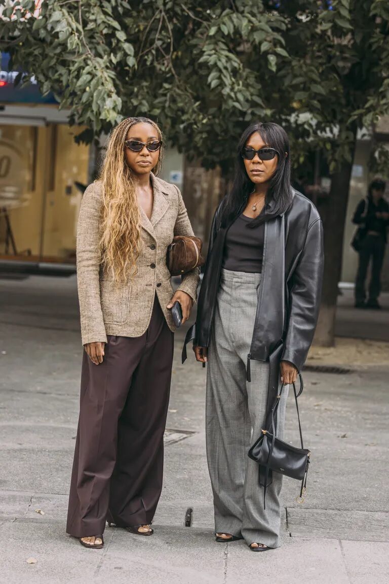 Не чорні: який колір штанів на піку моди цієї осені